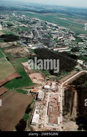 Luftaufnahme des Sockels mit im Bau befindlichen Einrichtungen im Vordergrund. Basis: Luftwaffenstützpunkt Bitburg Land: Deutschland / Deutschland (DEU) Stockfoto