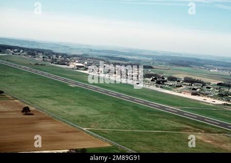 Eine Luftaufnahme der Start- und Landebahn und einiger Einrichtungen auf der Basis. Basis: Luftwaffenstützpunkt Bitburg Land: Deutschland / Deutschland (DEU) Stockfoto