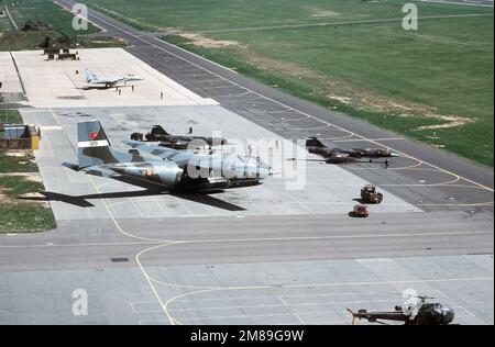 Zwei italienische Air Force F-104S Starfighter, Mitte, Taxi vorbei an einem türkischen Air Force C-160 Frachtflugzeug auf der Rampe. Oben rechts befindet sich ein 36. taktischer Kampfflügel F-15C Eagle. Basis: Luftwaffenstützpunkt Bitburg Land: Deutschland / Deutschland (DEU) Stockfoto