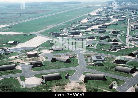 Luftaufnahme der Lufthallen und Hangars am Boden. Basis: Luftwaffenstützpunkt Bitburg Land: Deutschland / Deutschland (DEU) Stockfoto