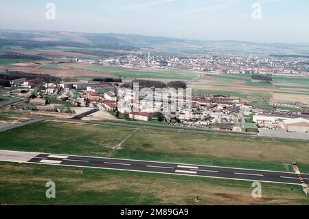 Luftaufnahme eines Teils der Piste und der Anlagen auf der Basis. Basis: Luftwaffenstützpunkt Bitburg Land: Deutschland / Deutschland (DEU) Stockfoto