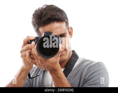 Gib dein Bestes. Studiofoto eines jungen Mannes, der eine Kamera isoliert auf Weiß hält. Stockfoto