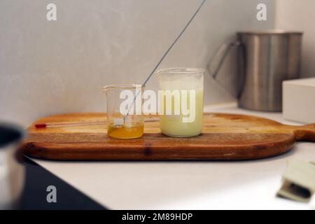 Die Becher aus Wasser und Jojobaöl im Labor Stockfoto