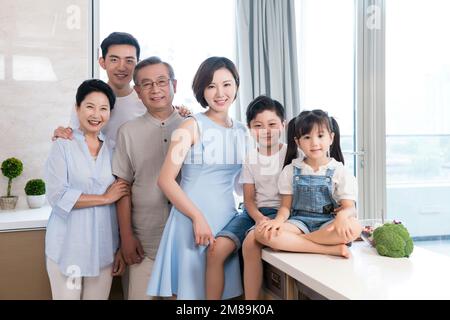 Glückliche Familie in der Küche Stockfoto