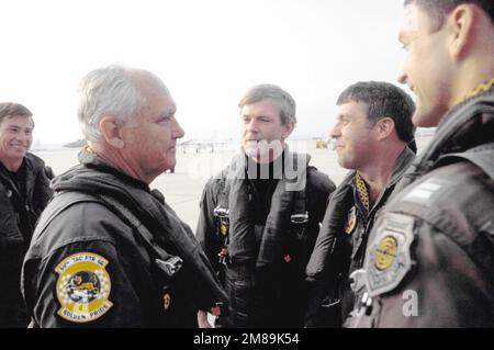 Vor ihrem Flug zu einer Flugschau in Daytona Beach, Florida, versammelt sich COL John Johnson, Director of Operations, 33. Tactical Fighter Wing; Rep. Bill Chappell aus Florida; Unterstaatssekretär der Air Force James F. McGovern; LTC S. Base: Andrews Air Force Base State: Maryland (MD) Land: Vereinigte Staaten von Amerika (USA) Stockfoto