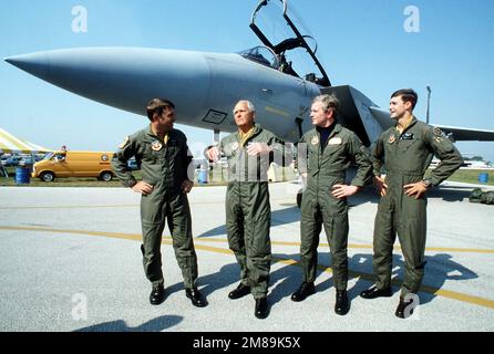 Vor einem F-15D Eagle-Flugzeug stehen von links nach rechts LCOL Steve Wilson, 59. taktische Kampfgeschwader (59. TFS); Rep. Bill Chappell aus Florida; Unterstaatssekretär der Air Force James F. McGovern; und CPT Bruce Netardus, 59. TFS. Chappel. Basis: Daytona Beach Bundesstaat: Florida (FL) Land: Vereinigte Staaten von Amerika (USA) Stockfoto