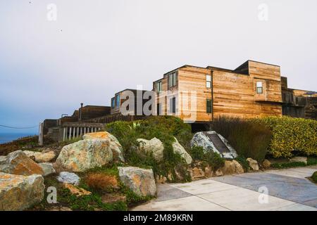 Monterey, Kalifornien, USA - 30. Oktober 2022. Surf Way Ferienwohnungen am Del Monte Beach ist eine kleine Gemeinschaft am Meer eingebettet in den Sanddünen über Del Stockfoto