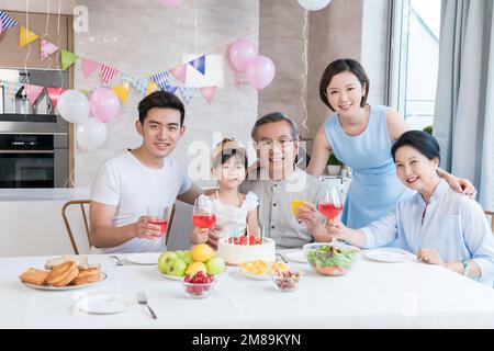 Fröhliche Familienfeier in der Küche Stockfoto