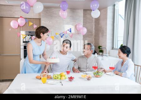 Fröhliche Familienfeier in der Küche Stockfoto