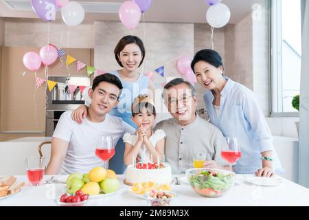Fröhliche Familienfeier in der Küche Stockfoto