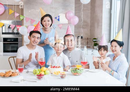 Fröhliche Familienfeier in der Küche Stockfoto