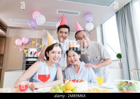 Fröhliche Familienfeier in der Küche Stockfoto