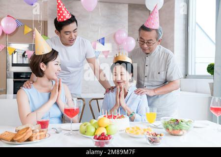Fröhliche Familienfeier in der Küche Stockfoto