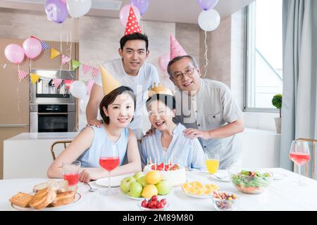 Fröhliche Familienfeier in der Küche Stockfoto
