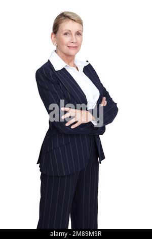 Senior, Geschäftsfrau und Porträt einer Führungskraft, die stolz auf ihre Arbeit ist. Weißer Hintergrund, isolierte und vertikal reife Person mit verschränkten Armen Stockfoto