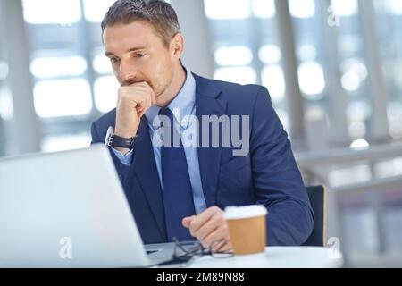 Laptop, Finanzen und männlicher Buchhalter denken während der Arbeit an Finanzberichten im Büro. Erfolg, professioneller und Geschäftsmann, der eine plant Stockfoto