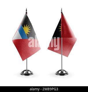 Kleine Nationalflaggen der Antigua und Barbuda auf weißem Hintergrund. Stockfoto