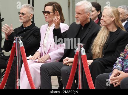 Los Angeles, USA. 12. Januar 2023. (L-R) Stephen lang, Sigourney Weaver, James Cameron und Suzy Amis bei der Hand- und Fußabdruck-Zeremonie von Jon Landau und James Cameron, die am Donnerstag, den 12. Januar 2023, im TCL Chinese Theater in Hollywood, Kalifornien, stattfindet. (Foto: Sthanlee B. Mirador/Sipa USA) Guthaben: SIPA USA/Alamy Live News Stockfoto