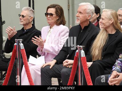 Los Angeles, USA. 12. Januar 2023. (L-R) Stephen lang, Sigourney Weaver, James Cameron und Suzy Amis bei der Hand- und Fußabdruck-Zeremonie von Jon Landau und James Cameron, die am Donnerstag, den 12. Januar 2023, im TCL Chinese Theater in Hollywood, Kalifornien, stattfindet. (Foto: Sthanlee B. Mirador/Sipa USA) Guthaben: SIPA USA/Alamy Live News Stockfoto