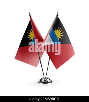 Kleine Nationalflaggen der Antigua und Barbuda auf weißem Hintergrund. Stockfoto