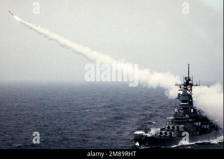Das Hafenviertel des Schlachtschiff USS MISSOURI (BB-63) ist nach dem Start eines Langstreckenflugkörpers der BGM -109 Tomahawk in Rauch umhüllt. Land: Pazifik (POC) Stockfoto
