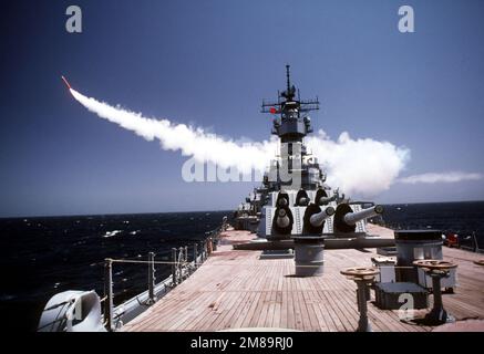 Vom Schlachtschiff USS MISSOURI (BB-63) wird eine Langstreckenrakete des BGM-109 Tomahawk gestartet. Land: Pazifik (POC) Stockfoto