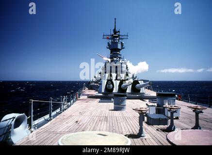 Eine Langstreckenrakete des BGM-109 Tomahawk fliegt in die Luft, nachdem sie von einem der gepanzerten Mark 143-Starterraketen (ABLs) an Bord des Schlachtschiff USS MISSOURI (BB-63) gestartet wurde. Land: Pazifik (POC) Stockfoto