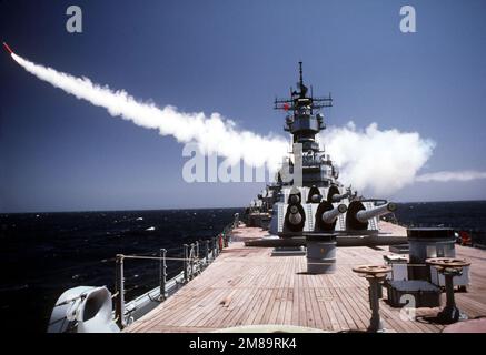 Vom Schlachtschiff USS MISSOURI (BB-63) wird eine Langstreckenrakete des BGM-109 Tomahawk gestartet. Land: Pazifik (POC) Stockfoto