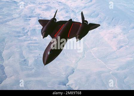 Eine Luft-Luft-Draufsicht eines strategischen Aufklärungsflugzeugs SR-71a. Die SR-71 ist inoffiziell als "Blackbird" bekannt. Basis: Luftwaffenstützpunkt Beale Bundesstaat: Kalifornien (CA) Land: Vereinigte Staaten von Amerika (USA) Stockfoto