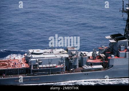 Ein Blick auf die Helikopterhangars und Helikopterplatz, mit Crewmen, die sich sonnen, an Bord des sowjetischen Udaloy-Klasse-geführten Raketenzerstörers Vitse-Admiral Kulakov (DDG-659). RBU 6000 U-Boot-Abwehrwaffen und 533mm Torpedoröhren sind an Deck sichtbar. Land: Mittelmeer (MED) Stockfoto