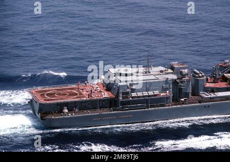 Ein Blick auf die Helikopterhangars und Helikopterplatz, mit Crewmen, die sich sonnen, an Bord des sowjetischen Udaloy-Klasse-geführten Raketenzerstörers Vitse-Admiral Kulakov (DDG-659). RBU 6000 U-Boot-Abwehrwaffen und 533mm Torpedoröhren sind an Deck sichtbar. Land: Mittelmeer (MED) Stockfoto