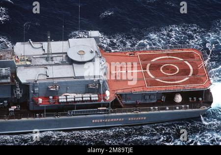 Ein Blick auf die Helikopterhangars und Helikopterplatz, mit Crewmen, die sich sonnen, an Bord des sowjetischen Udaloy-Klasse-geführten Raketenzerstörers Vitse-Admiral Kulakov (DDG-659). Land: Mittelmeer (MED) Stockfoto