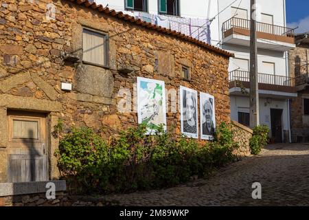 Penha Garcia, Portugal - 26. Dezember 2022: Typische Straße im historischen Dorf Idanha-a-Velha. Die Fotos an den Wänden sind Erinnerungen an die Stockfoto