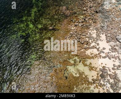 Luftaufnahme (Drohne) der Küste, die den Übergang vom Ozean zum Fels zum Sand zeigt. Gracetown, Cowaramup Bay, Westaustralien Stockfoto