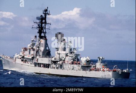 Ein Blick auf das Hafenviertel der australischen Raketenfregatte HMAS HOBART (DDG-39), die während der Übung RIMPAC '88 vor der Küste Hawaiis unterwegs ist. Betreff Betrieb/Serie: RIMPAC '88 Land: Pazifik (POC) Stockfoto