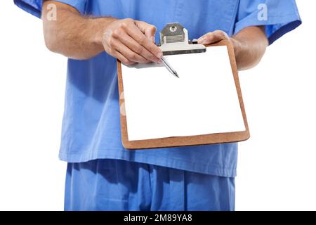 Stellen Sie sicher, dass Sie eine Krankenversicherung haben. Gekürztes Studioporträt eines jungen Mediziners, der ein Klemmbrett hält. Stockfoto