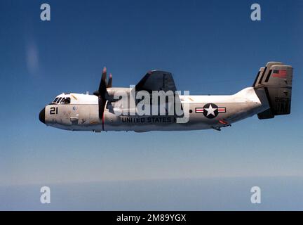 Eine linke Seitenansicht von Luft zu Luft eines C-2A-Windhundflugzeugs der Flottenlogistik-Unterstützungseinheit 24 (VR-24). Das Flugzeug mit Sitz in der Naval Air Station, Sigonella (Sizilien), wird zur Unterstützung des nukleargetriebenen Flugzeugträgers USS DWIGHT D. EISENHOWER (CVN-69) eingesetzt. Land: Mittelmeer (MED) Stockfoto