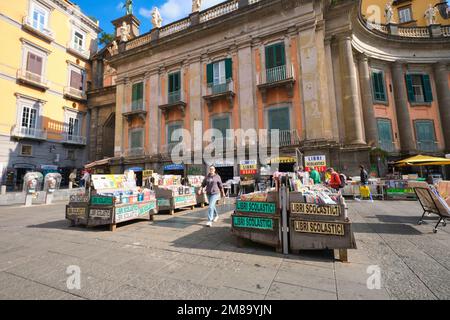 Einer der vielen gebrauchten Buchhändler auf der Dante piazza. Dieser Laden verkauft gebrauchte Schulbücher. In Neapel, Neapel, Italien, Italien, Italien, Europa. Stockfoto