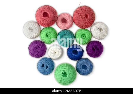 Mehrfarbige Wollkugeln, herzförmiges Garn auf weißem isoliertem Hintergrund. Konzept von Stricken, Nähen, Näharbeiten, Hobby, Valentinstag Stockfoto