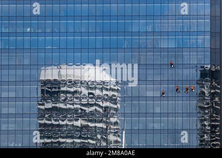 Fensterputzer an einem Melbourne-Himmelskratzer. Stockfoto