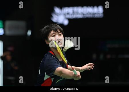 Kuala Lumpur, Malaysia. 13. Januar 2023. Chinas Chen Yufei tritt während des Viertelfinalspiels der Frauen gegen den spanischen Carolina Marin bei den Malaysia Open 2023 in Kuala Lumpur, Malaysia, am 13. Januar 2023 an. Kredit: Chong Voon Chung/Xinhua/Alamy Live News Stockfoto