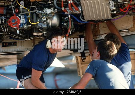 Greg Walker, Eric Holgate und Dave Banks vom Royal Australian Air Force Squadron 3 führen während des Pitch Black '88, einer gemeinsamen Australien-USA-Übung mit Schwerpunkt Nachtfliegen, Wartungsarbeiten an ihrem F-18A Hornet-Flugzeug durch. Betreff Operation/Serie: PECHSCHWARZ '88 Basis: RAAF Darwin Staat: Northern Territory Land: Australien (AUS) Stockfoto