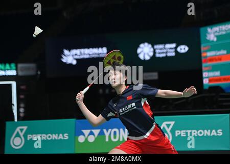 Kuala Lumpur, Malaysia. 13. Januar 2023. Chinas Chen Yufei tritt während des Viertelfinalspiels der Frauen gegen den spanischen Carolina Marin bei den Malaysia Open 2023 in Kuala Lumpur, Malaysia, am 13. Januar 2023 an. Kredit: Chong Voon Chung/Xinhua/Alamy Live News Stockfoto