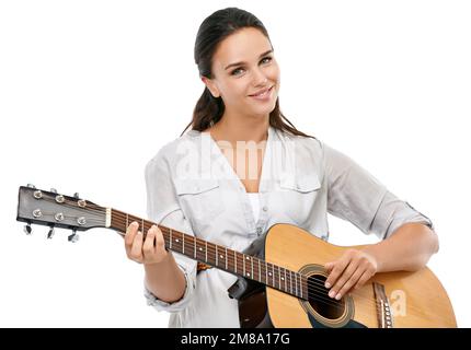 Musik, Kunst und Porträt einer Frau mit Gitarre und Lächeln, die ein Lied spielt, isoliert auf weißem Hintergrund. Talent-Inspiration und kreatives Konzerttraining Stockfoto