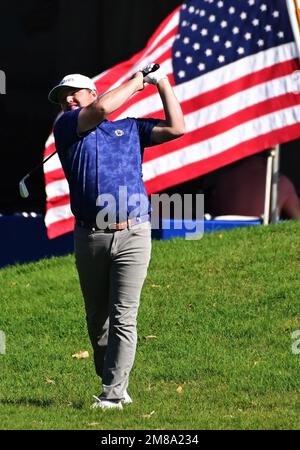 Honolulu, Hawaii, USA. 12. Januar 2023. IN der ersten Runde der Sony Open auf dem Waialae Golf Course, Honolulu, Hawaii, hat ZAC BLAIR einen Fairway-Schuss auf das 18.-Loch geschossen. (Kreditbild: © Steven Erler/ZUMA Press Wire) NUR REDAKTIONELLE VERWENDUNG! Nicht für den kommerziellen GEBRAUCH! Stockfoto