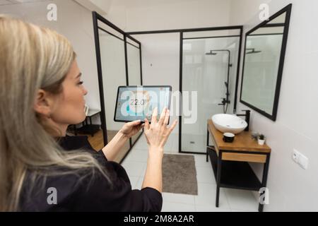 Digital Composite Hände mit smart home Anwendung auf Tablet-PC Stockfoto