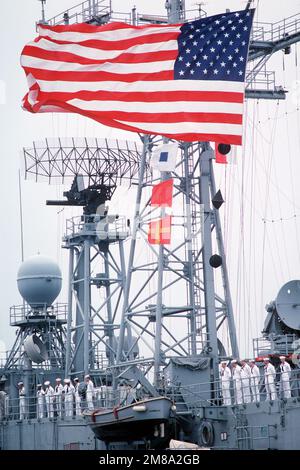 Die amerikanische Flagge fliegt vom Mast der beschädigten Führungsraketenfregatte USS SAMUEL B. ROBERTS (FFG-58). Das Schiff kehrte über das holländische Schwertransportschiff MIGHTY SERVANT II in die Vereinigten Staaten zurück, nachdem es während einer Patrouille im Persischen Golf eine iranische Mine angegriffen hatte. Basis: Newport Staat: Rhode Island (RI) Land: Vereinigte Staaten von Amerika (USA) Stockfoto