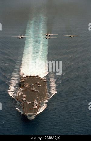 Luft-Luft-Vorderansicht von vier F-14A Tomcat-Flugzeugen in Formation über dem nuklearbetriebenen Flugzeugträger USS DWIGHT D. EISENHOWER (CVN-69). Carrier Air Wing 7 (CVW-7) ist der EISENHOWER zugeteilt, die sich im Mittelmeerraum mit verlängertem Einsatz befindet. Land: Mittelmeer (MED) Stockfoto