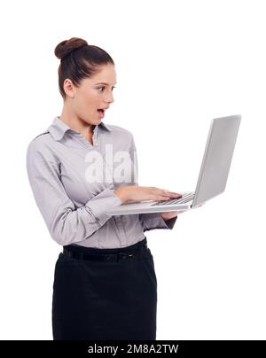 Ich kann diese Website nicht glauben. Eine überraschend aussehende junge Frau, die einen Laptop isoliert auf Weiß hält. Stockfoto