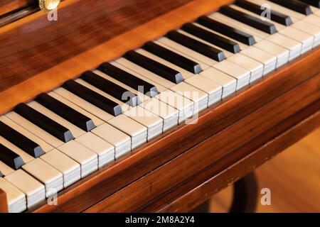 Klassische Pianotasten, Nahaufnahmen mit selektivem Weichzeichner Stockfoto